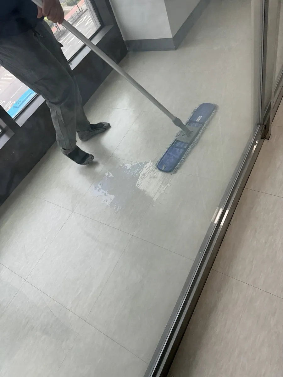 서울 구로구 사무실 바닥왁스코팅 작업 중, 밀대로 왁스 코팅