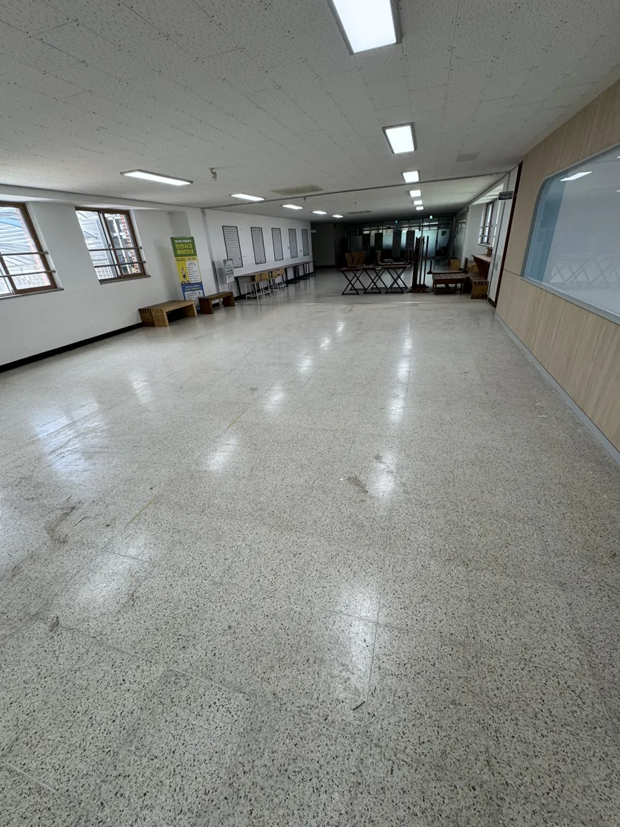 하남 중학교 학교청소 작업 후, 창가를 따라 이어진 바닥