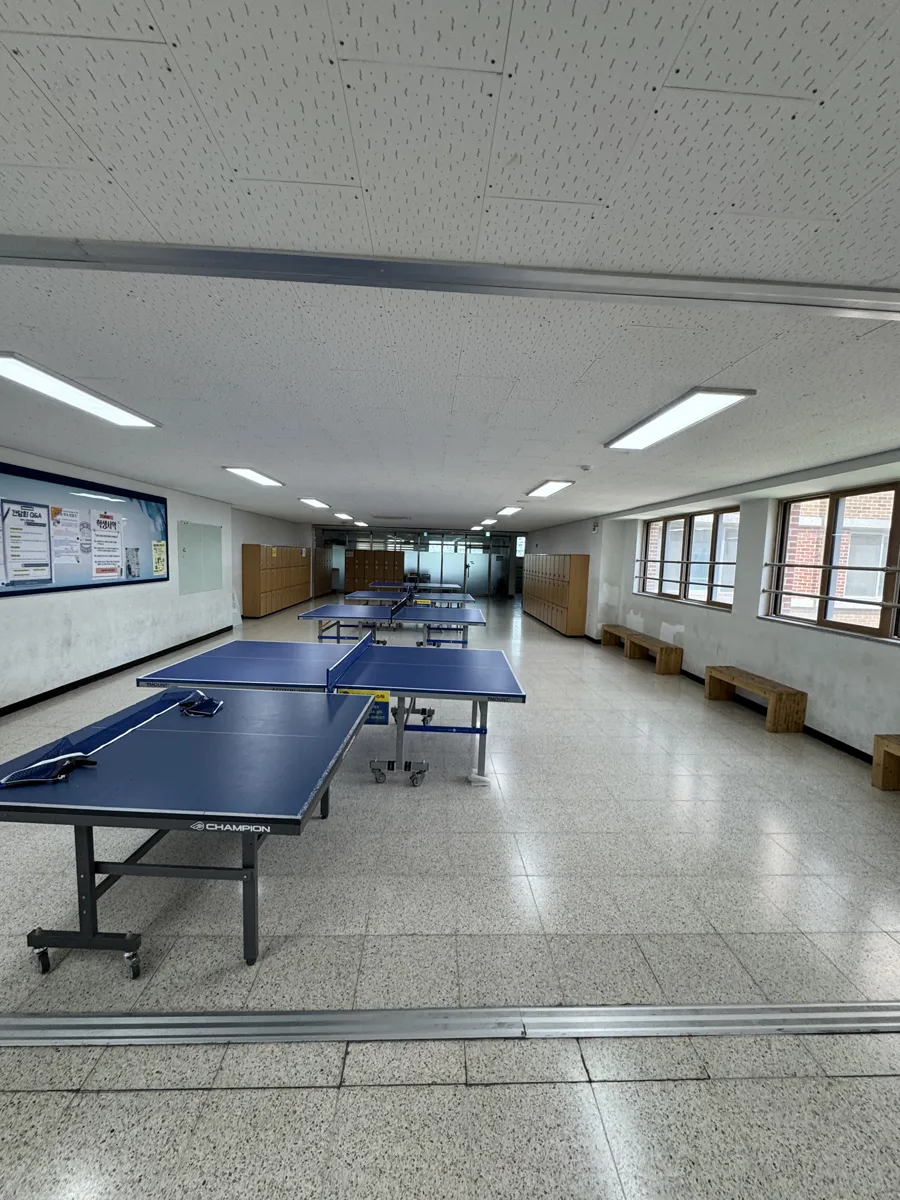 하남 중학교 학교청소 작업 후, 탁구대가 놓인 실내