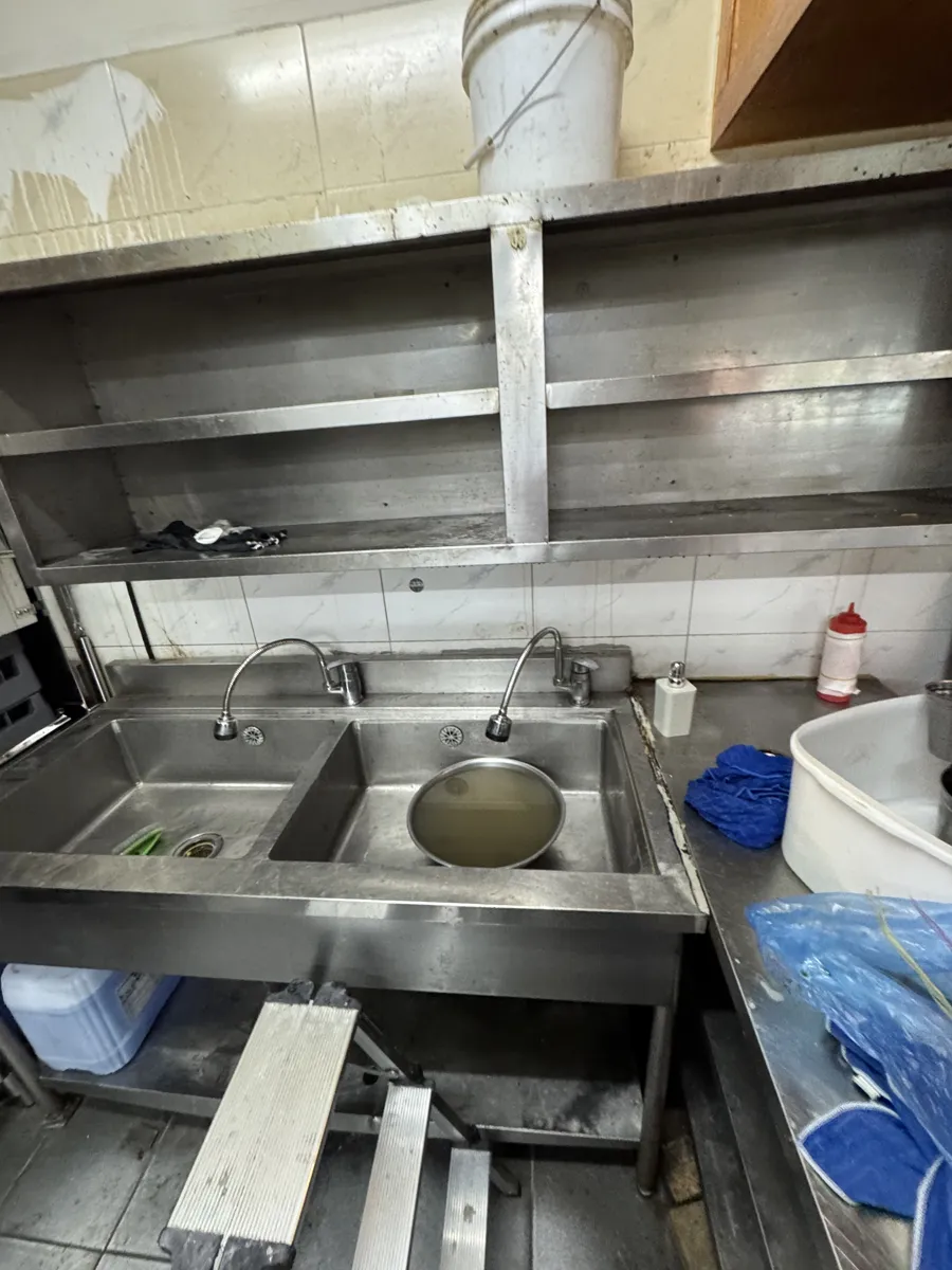 화성 고깃집 주방 주방청소 작업 전, 개수대와 선반