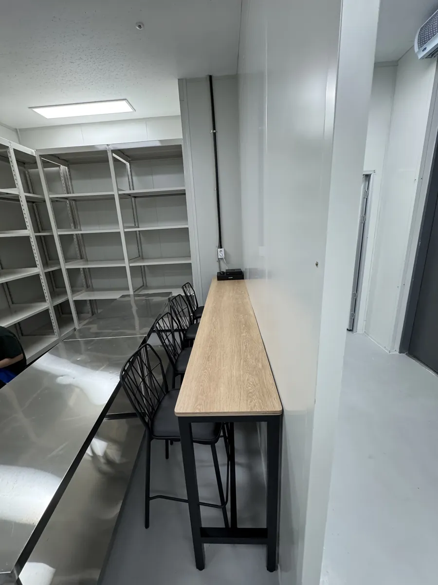 고양 일산 식품 공장 공장청소 작업 후, 선반이 놓인 공간