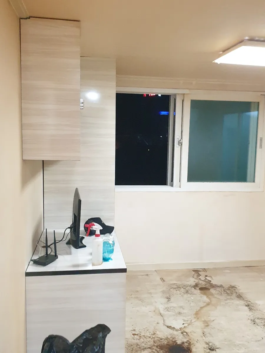 고양 일산 원룸 냄새·악취 제거 작업 전, 담뱃진으로 누렇게 변한 원룸