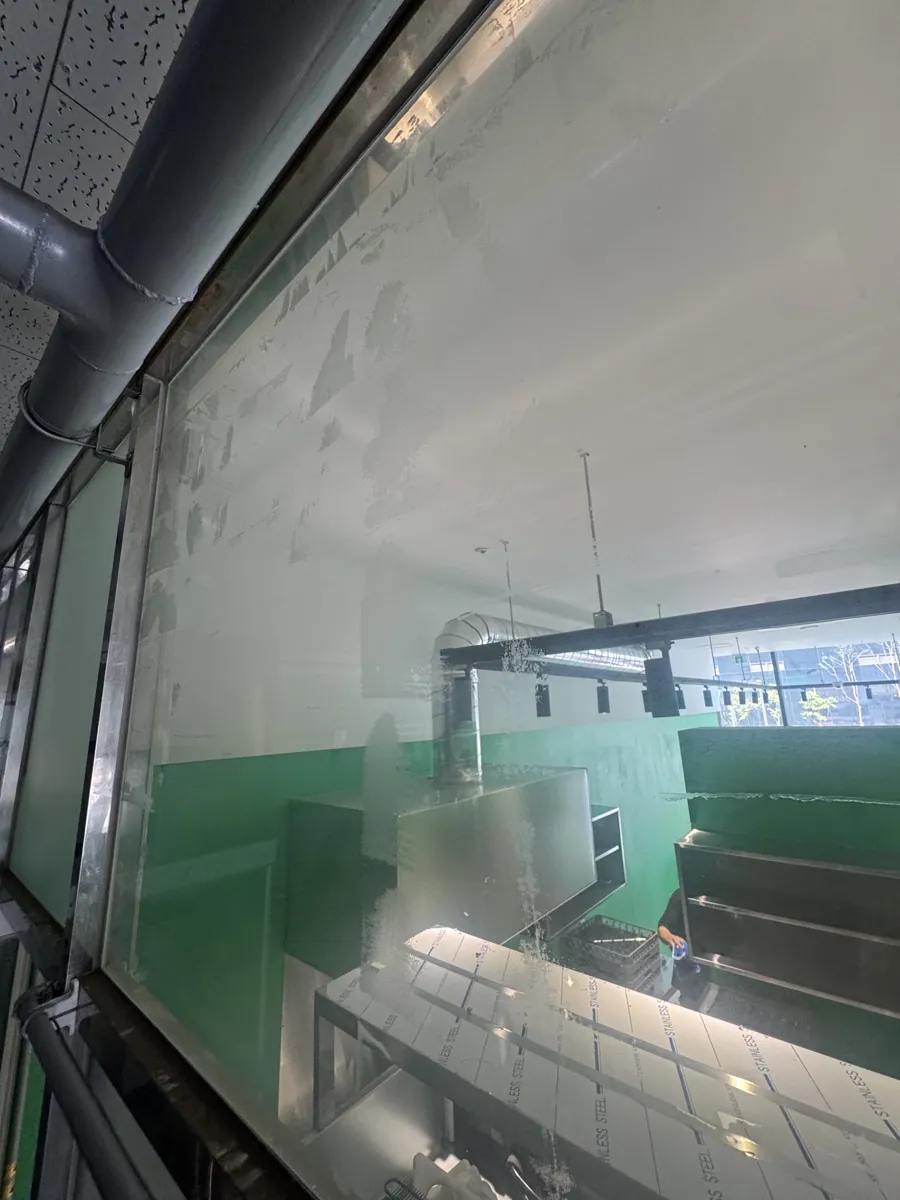 서울 동대문구 김밥집 인테리어청소 작업 전, 얼룩이 남은 유리 파티션