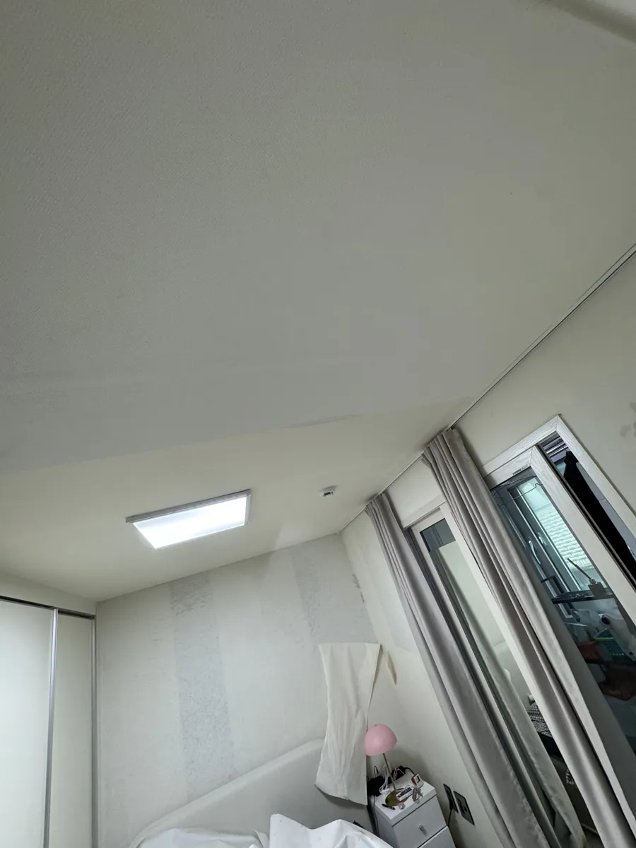 서울 송파구 잠실 실내 곰팡이제거 작업 후, 창가 쪽 천장과 조명