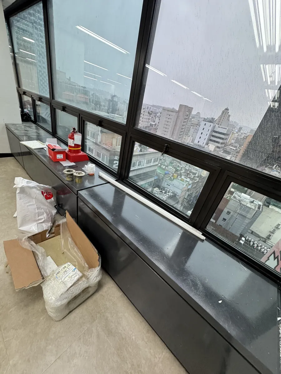 서울 종로구 사무실 사무실청소 작업 전, 짐이 놓인 창가