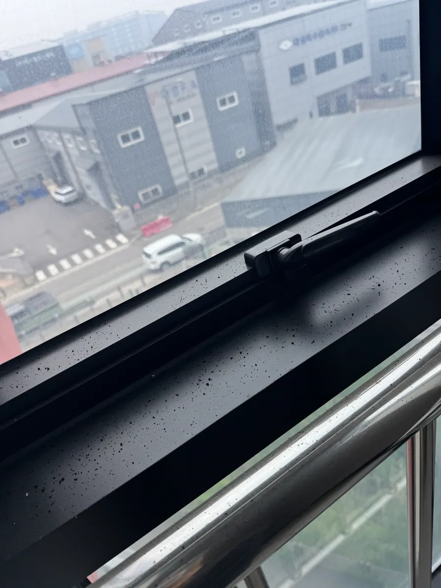 인천 미추홀구 상가건물 화재청소 작업 전, 그을음이 붙은 창틀