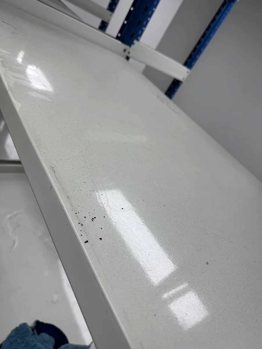 인천 미추홀구 상가건물 화재청소 작업 후, 깨끗해진 선반 표면