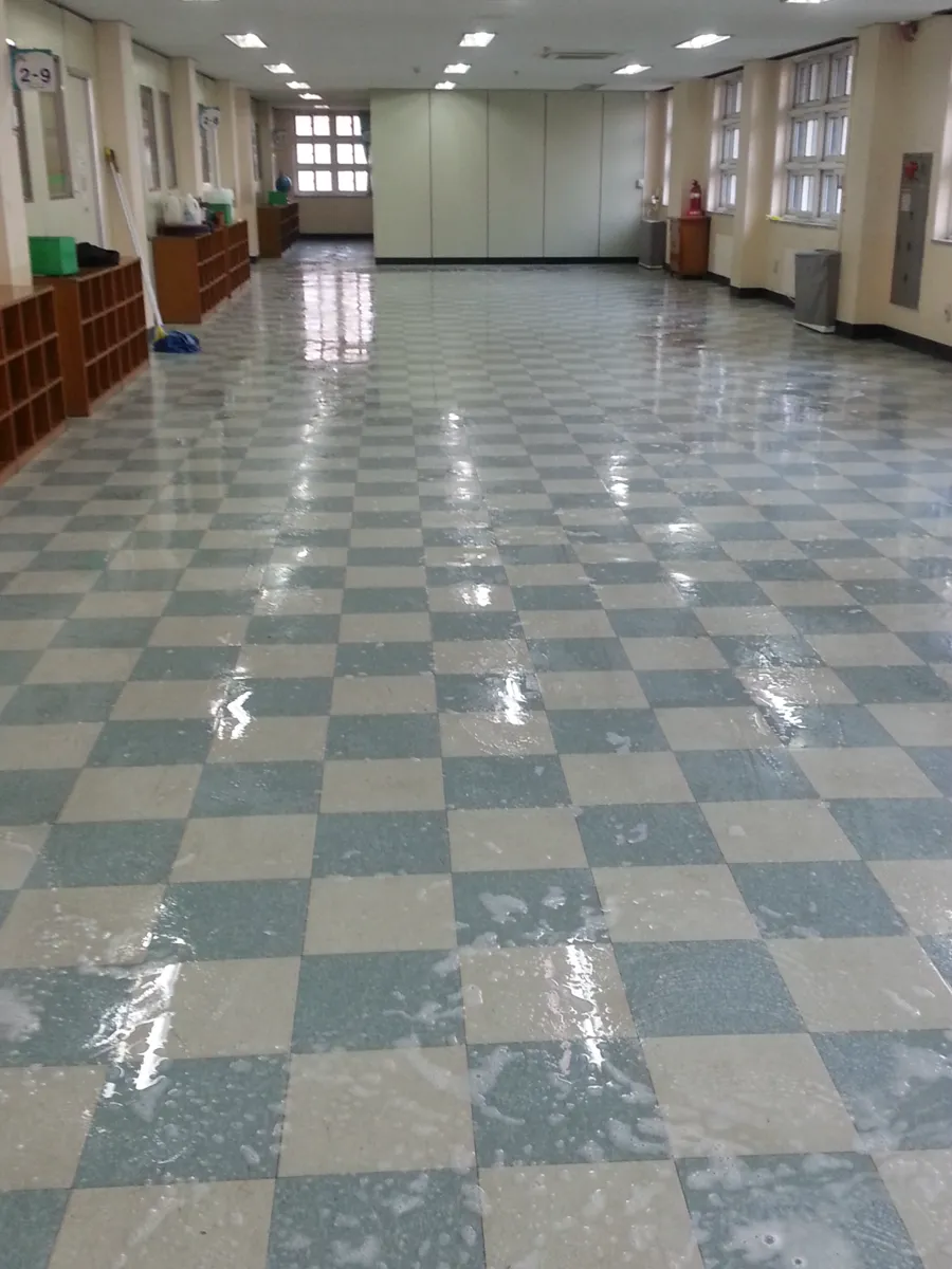 인천 미추홀구 학교 바닥왁스코팅 작업 후, 광택이 올라온 체크무늬 바닥