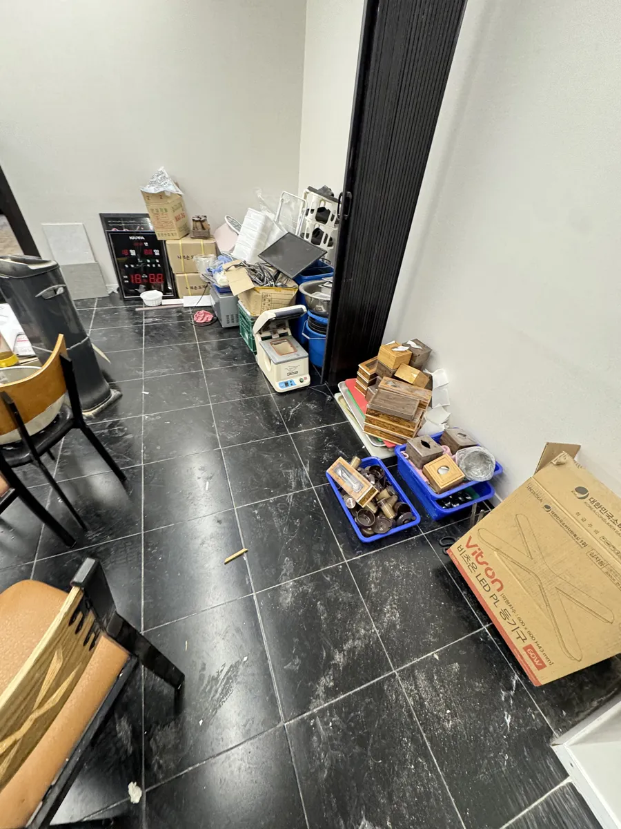 인천 미추홀구 음식점 홀·주방 주방청소 작업 전, 벽 쪽에 쌓인 집기