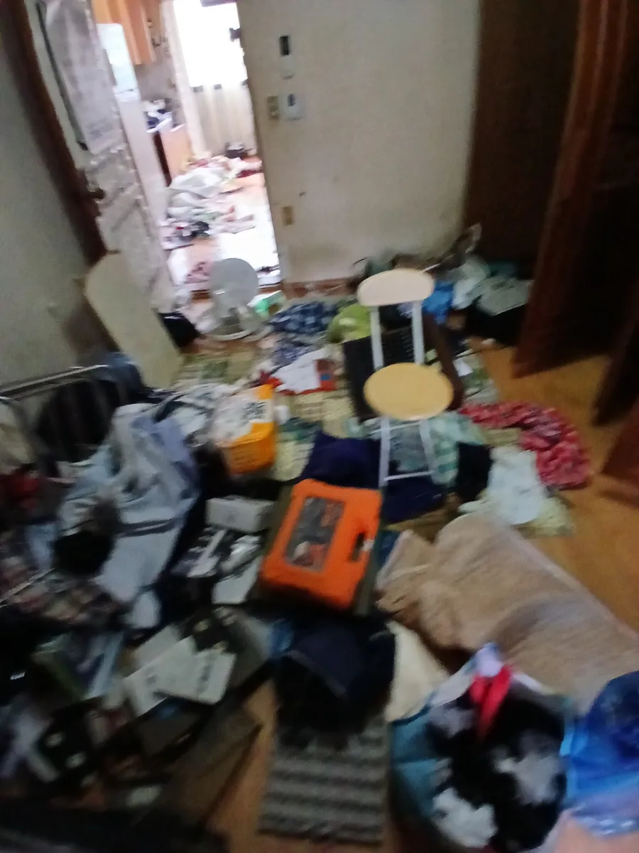 인천 미추홀구 다세대주택 고독사청소 작업 전, 물건이 흩어진 방 바닥