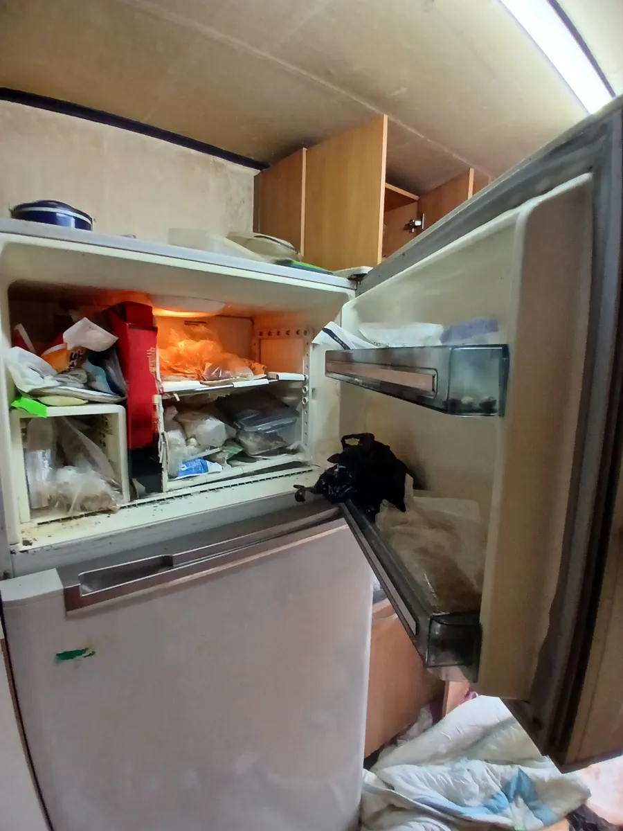 인천 미추홀구 다세대주택 고독사청소 작업 전, 음식물이 남은 냉장고