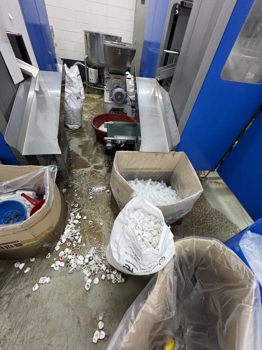 인천 남동공단 공장 침수청소 작업 전, 오수가 고인 설비 주변 바닥