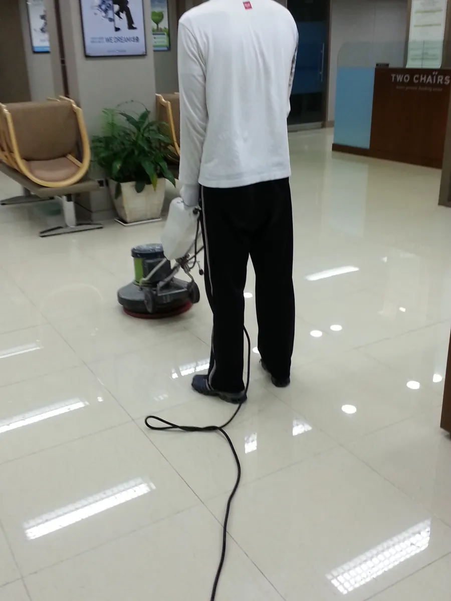 인천 남동구 영업점 바닥왁스코팅 작업 중, 장비로 객장 바닥 작업