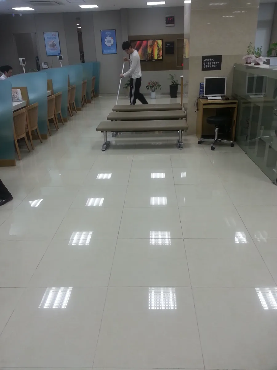 인천 남동구 영업점 바닥왁스코팅 작업 후, 조명이 비치는 객장 바닥