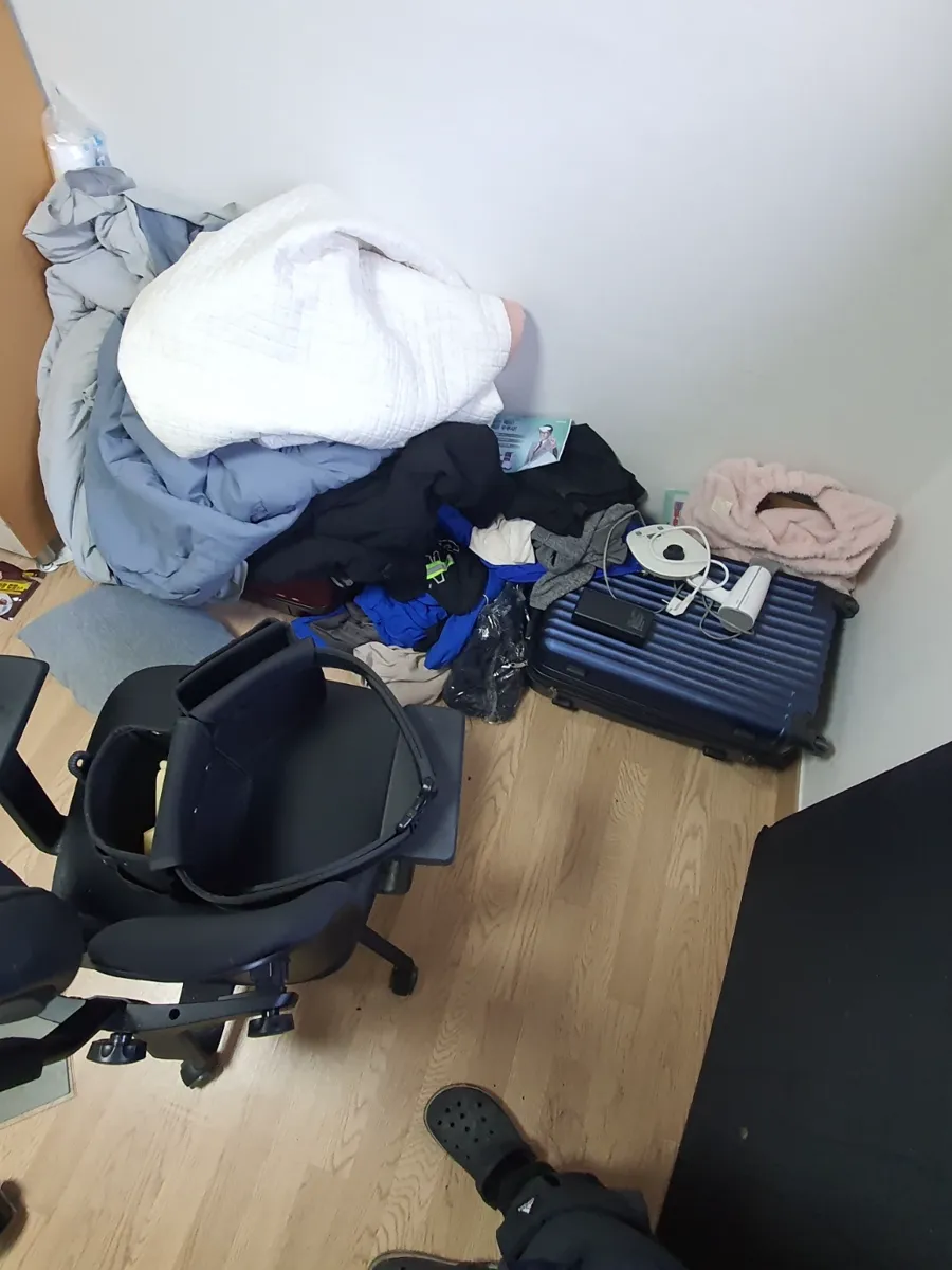 인천 남동구 원룸 쓰레기집청소 작업 전, 옷가지와 짐이 쌓인 방