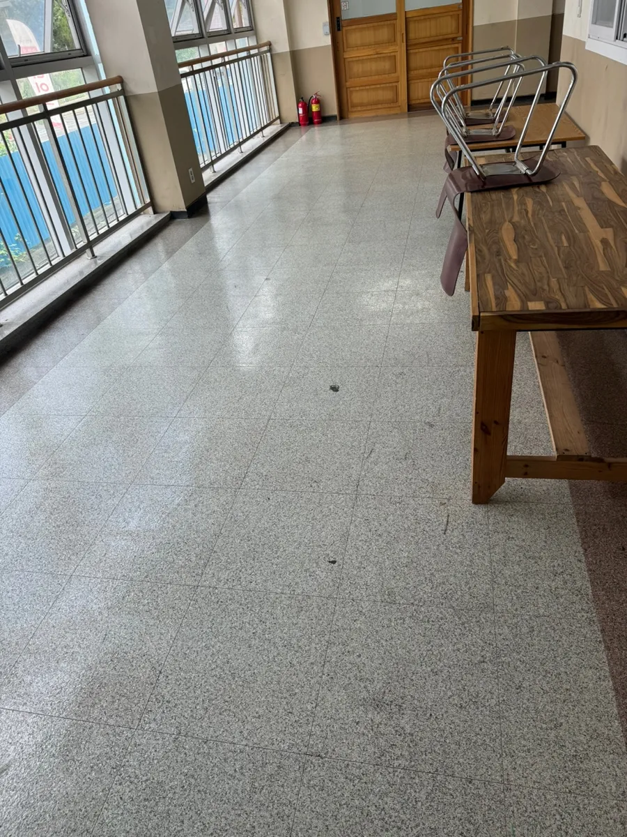 파주 고등학교 학교청소 작업 전, 벤치가 놓인 복도
