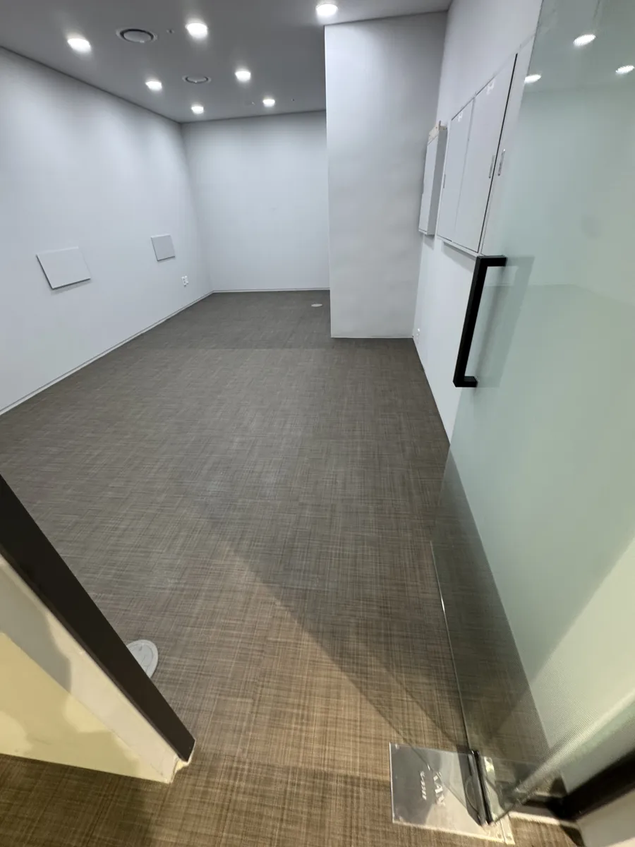 안양 평촌 지식산업센터 사무실 사무실청소 작업 후, 방 바닥