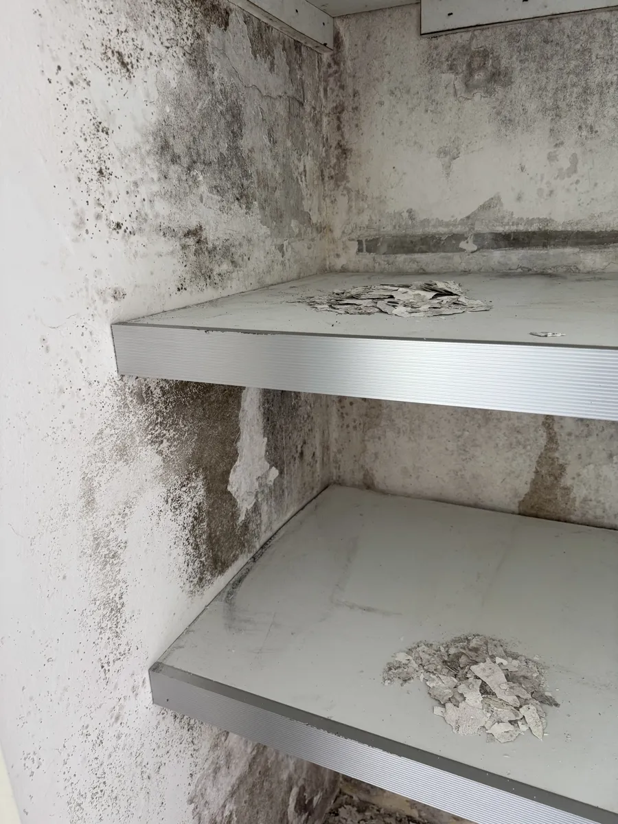 군포 산본 베란다 곰팡이제거 · 작업 전