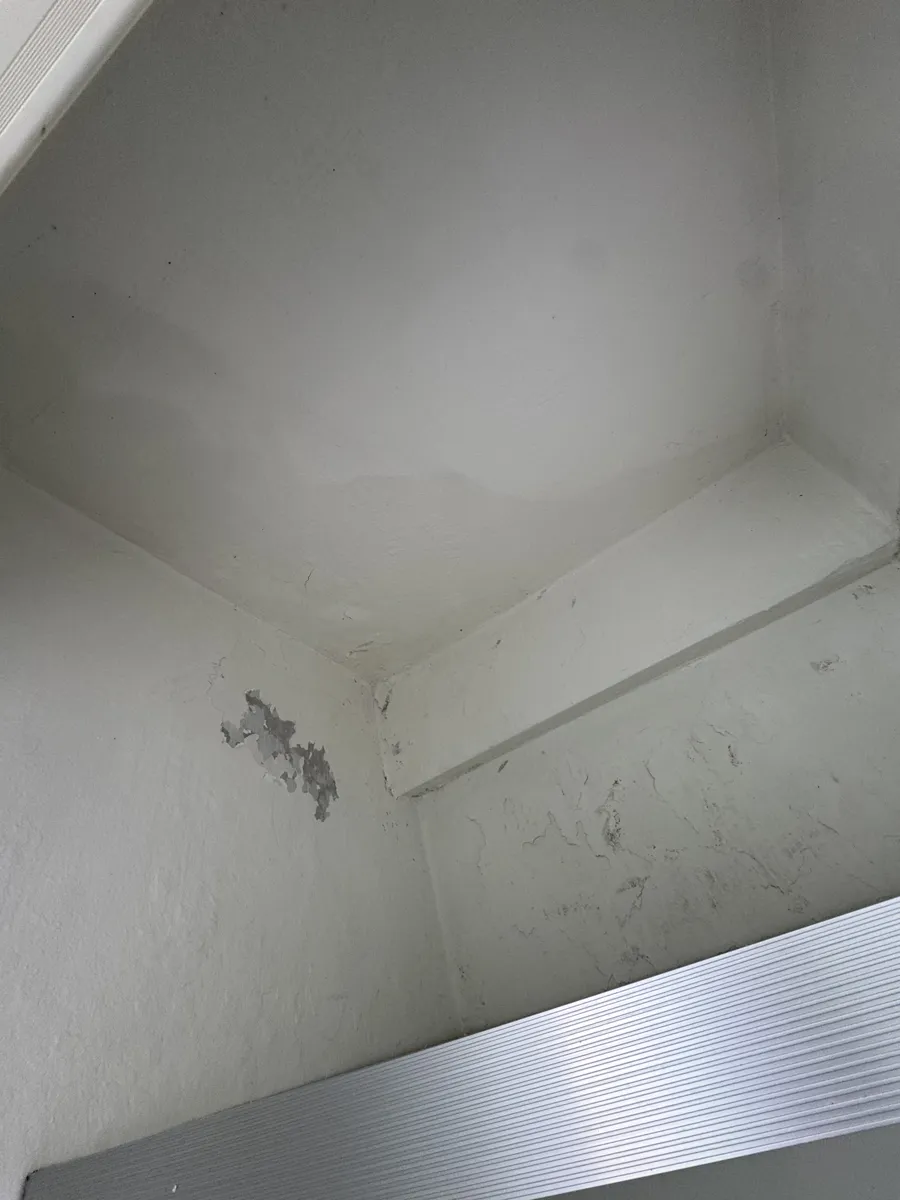 군포 산본 베란다 곰팡이제거 작업 후, 선반 주변 벽면