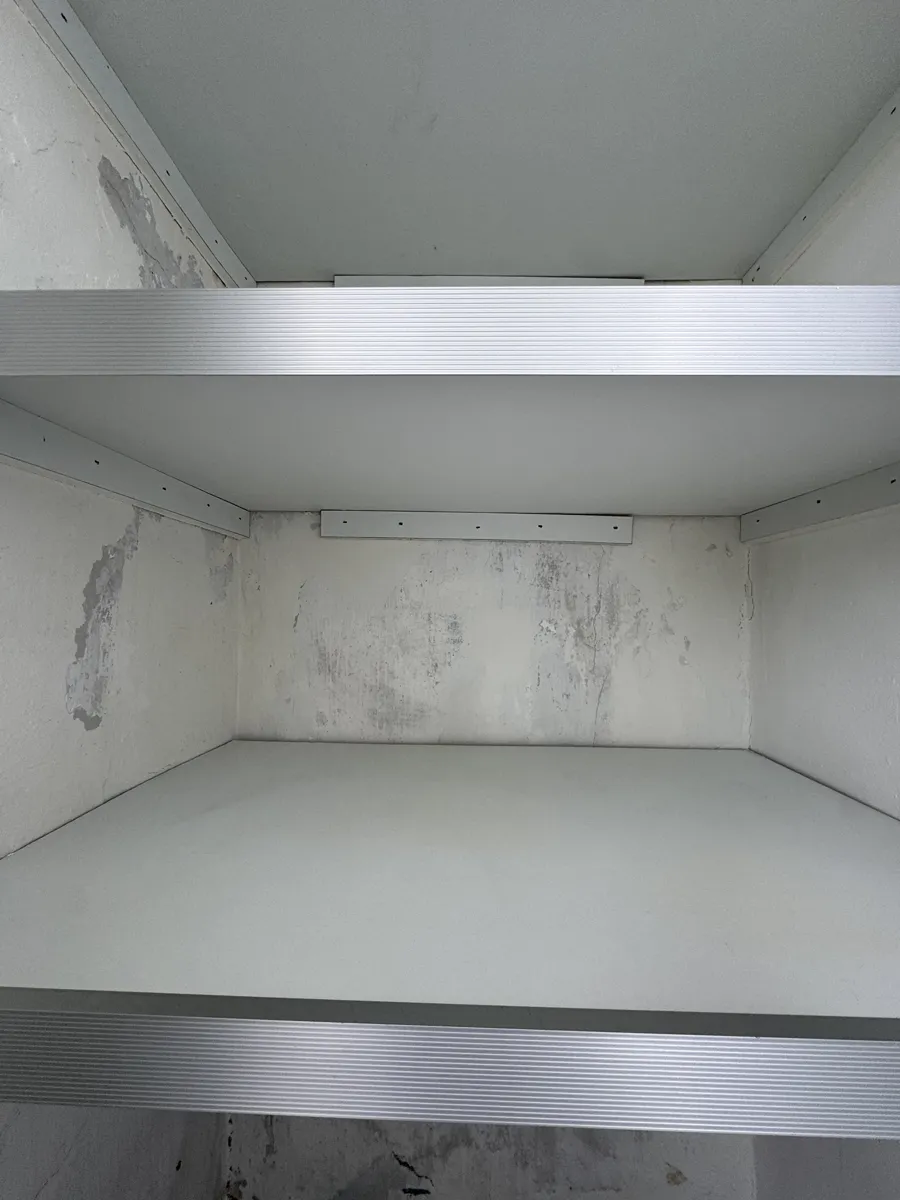 군포 산본 베란다 곰팡이제거 작업 후, 선반 위 벽면