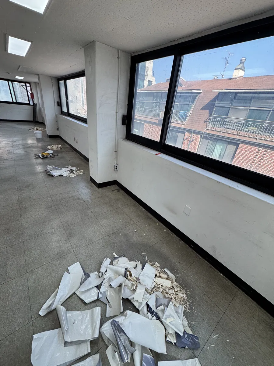 서울 서초구 사무실 바닥왁스코팅 작업 중, 떼어낸 시트지