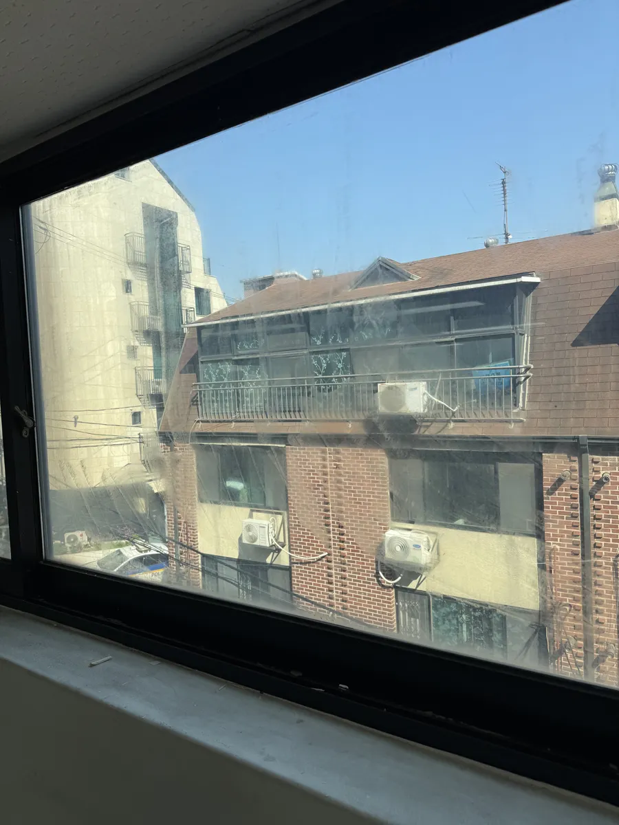 서울 서초구 사무실 바닥왁스코팅 작업 후, 자국을 닦아낸 유리창