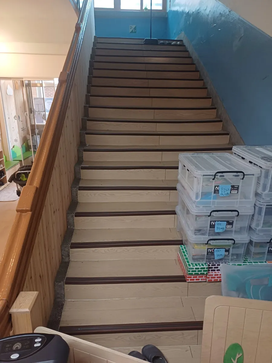 서울 서초구 병설유치원 학교청소 작업 전, 짐이 놓인 계단