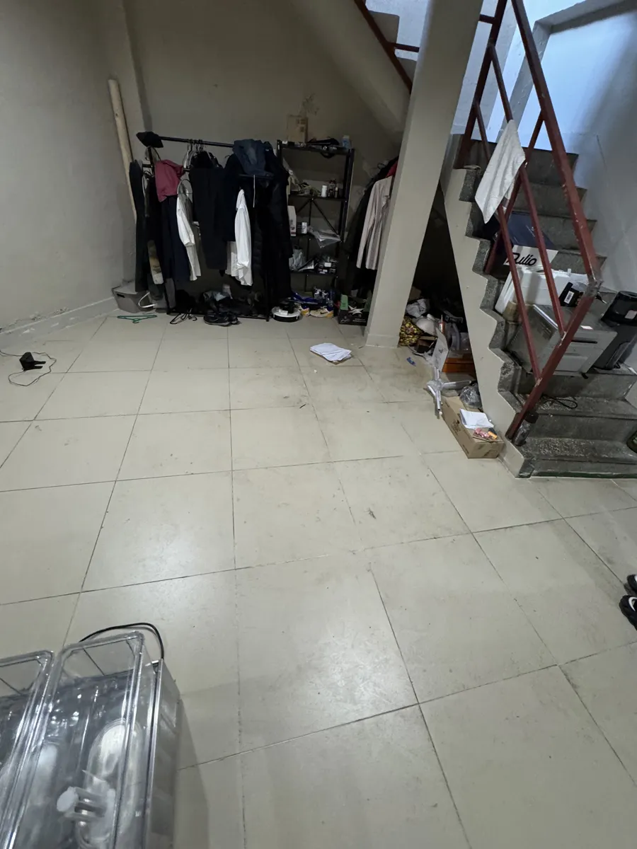서울 성동구 음식점 인테리어청소 작업 전, 계단 아래 짐이 쌓인 공간