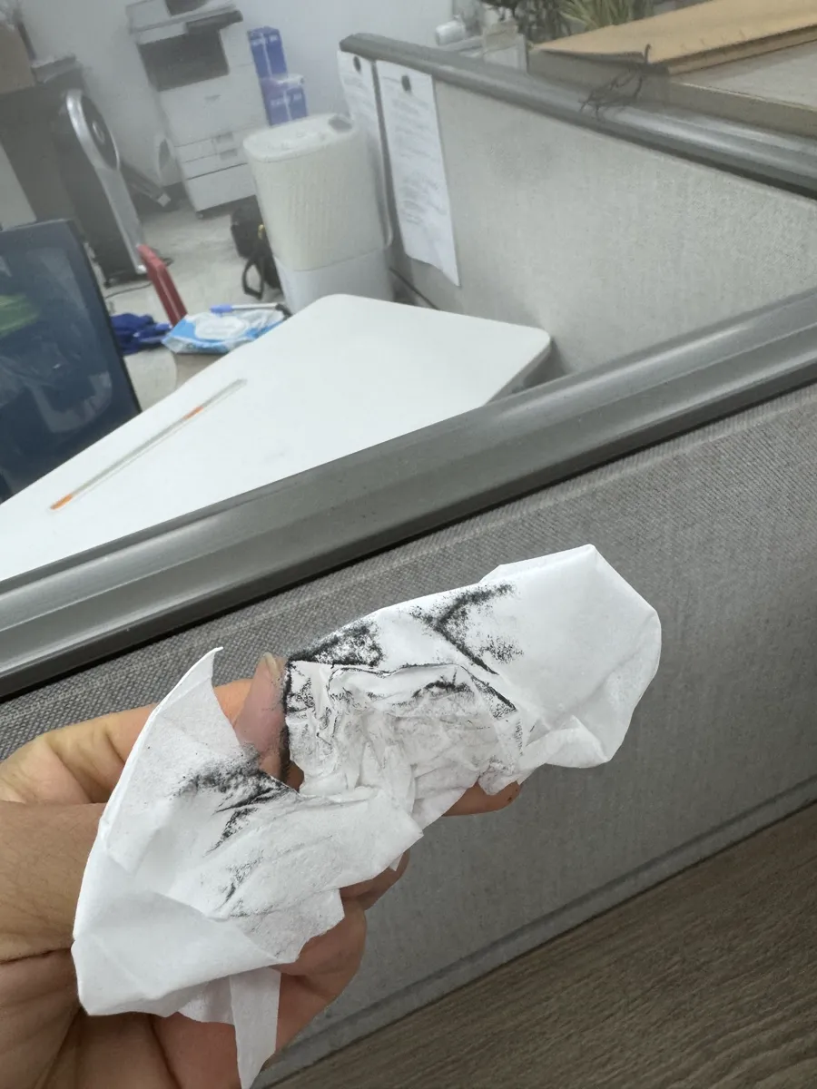 인천 연수구 오피스 화재청소 작업 전, 휴지에 묻어난 그을음