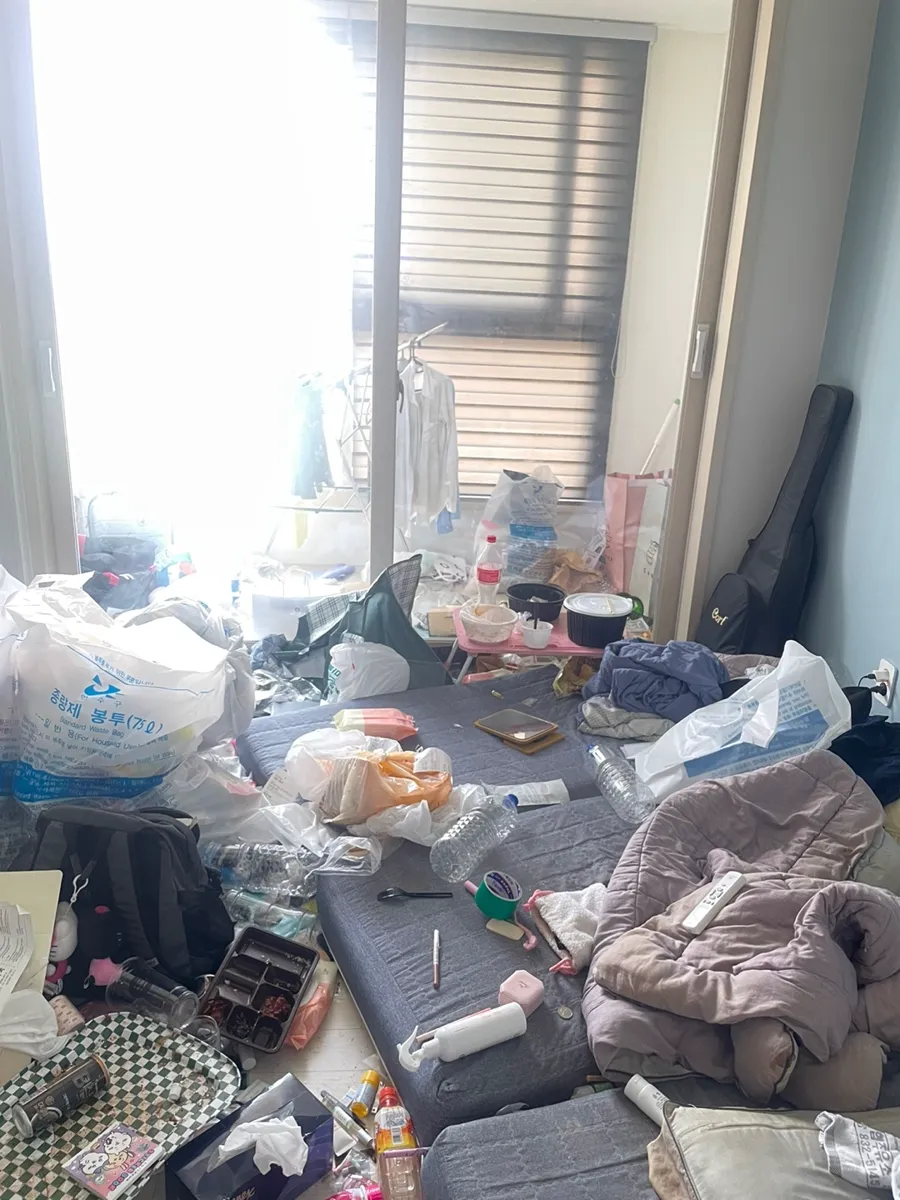 인천 연수구 오피스텔 쓰레기집청소 작업 전, 창가까지 쌓인 쓰레기