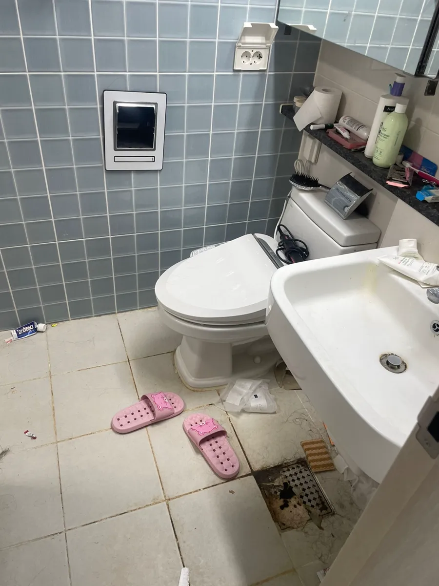 인천 연수구 오피스텔 쓰레기집청소 작업 전, 물건이 흩어진 욕실