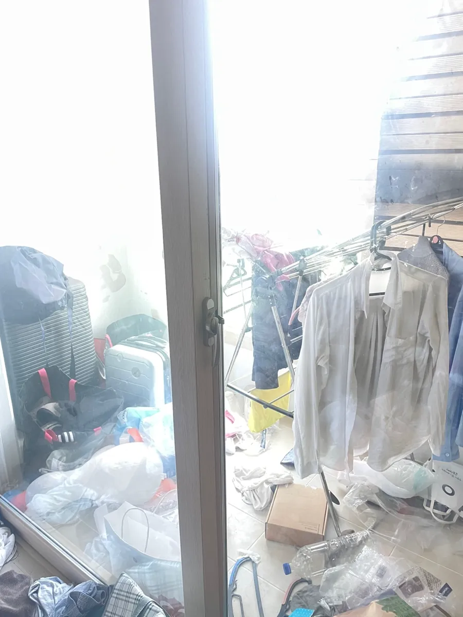 인천 연수구 오피스텔 쓰레기집청소 작업 전, 옷가지와 짐이 쌓인 창가