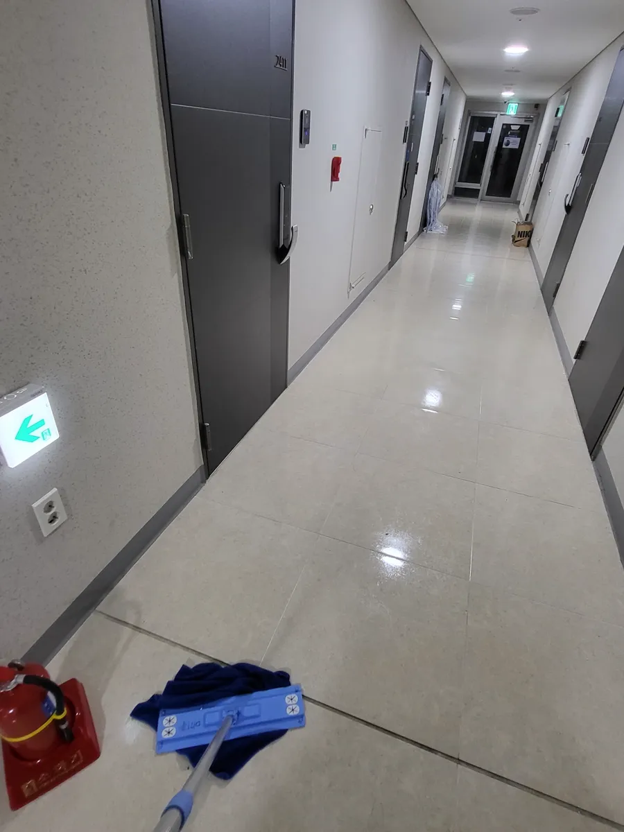 인천 연수구 오피스텔 쓰레기집청소 작업 중, 복도로 이어지는 반출 동선