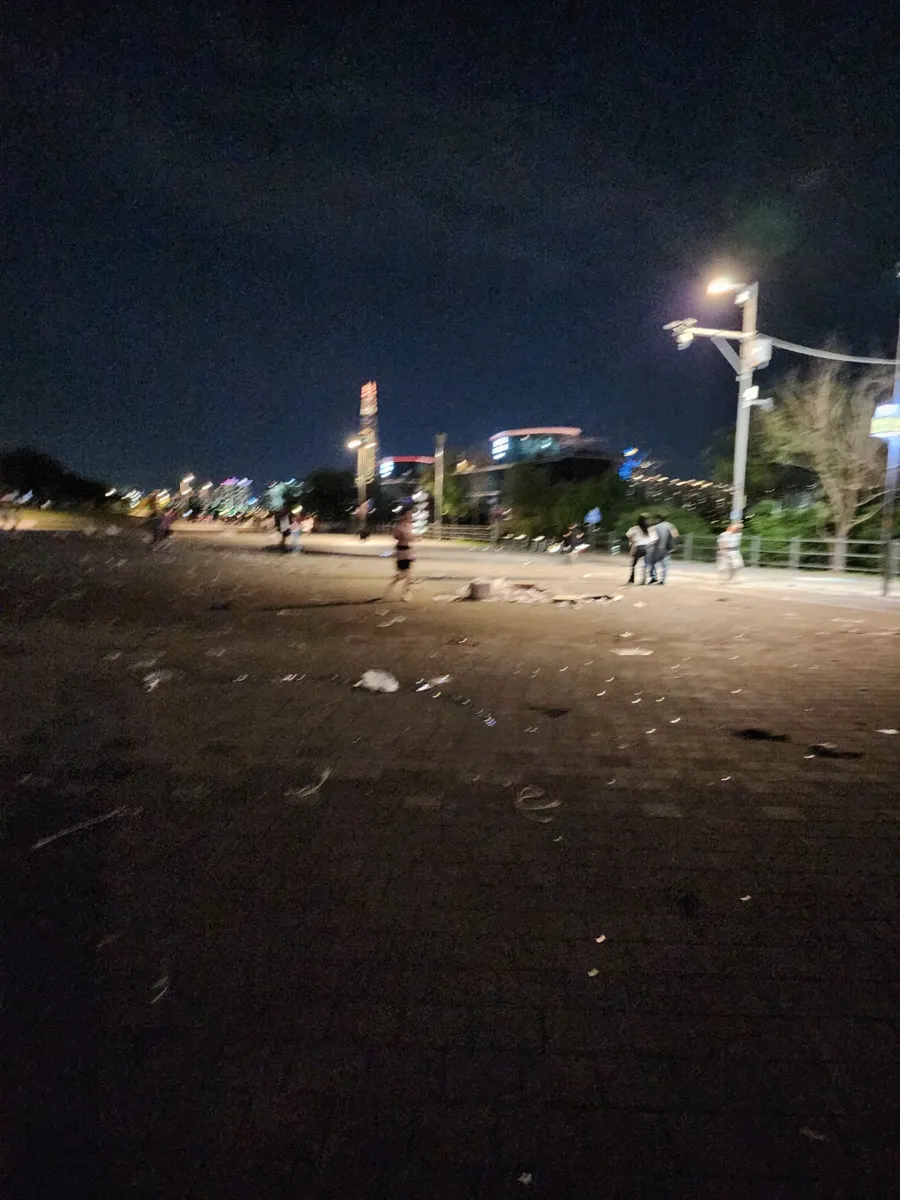 서울 송파구 공원 광장 행사장청소 작업 전, 가로등 아래 광장 바닥