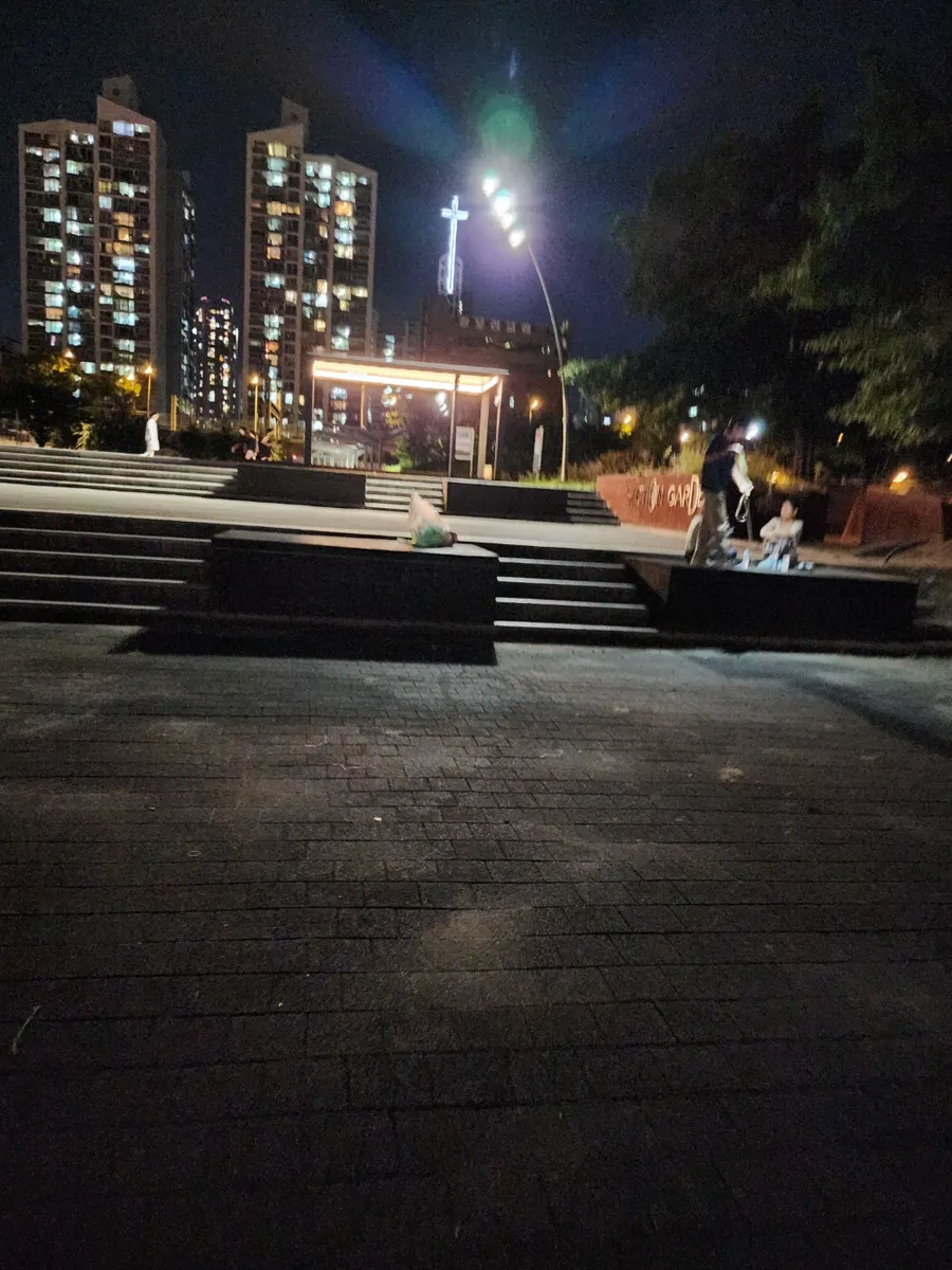 서울 송파구 공원 광장 행사장청소 작업 후, 계단 주변