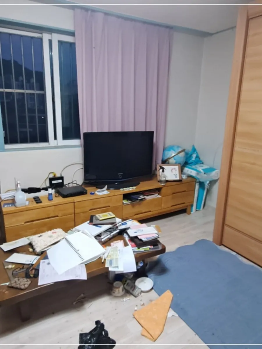 수원 가정집 고독사청소 작업 전, 물건이 남아 있는 거실