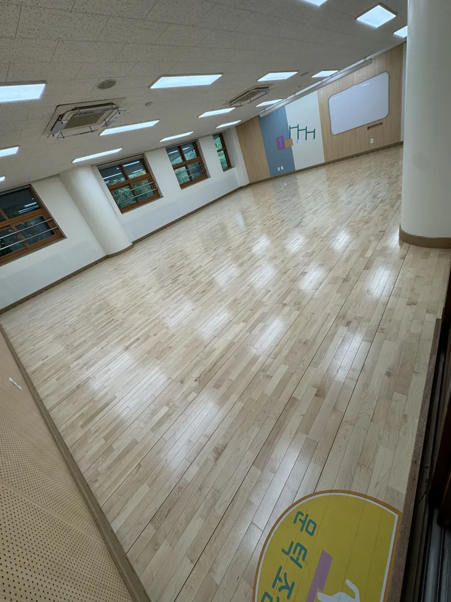 수원 초등학교 학교청소 작업 후, 교실 바닥