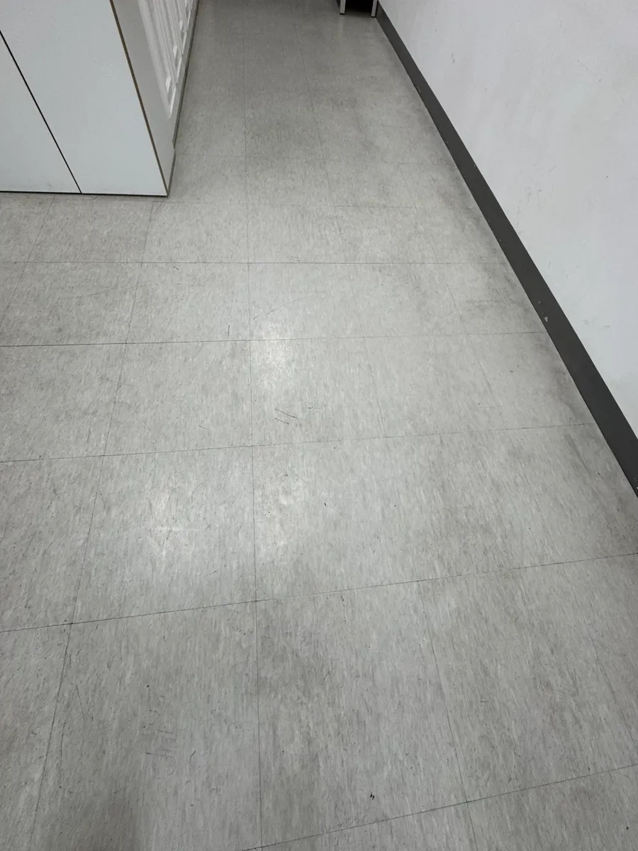 의왕 음식점 홀 바닥, 전체적으로 흐리게 보이는 모습
