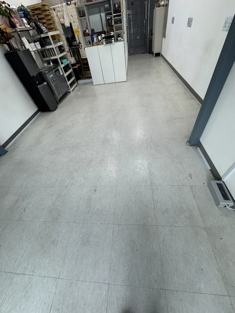 의왕 음식점 홀 바닥과 안쪽 수납 공간