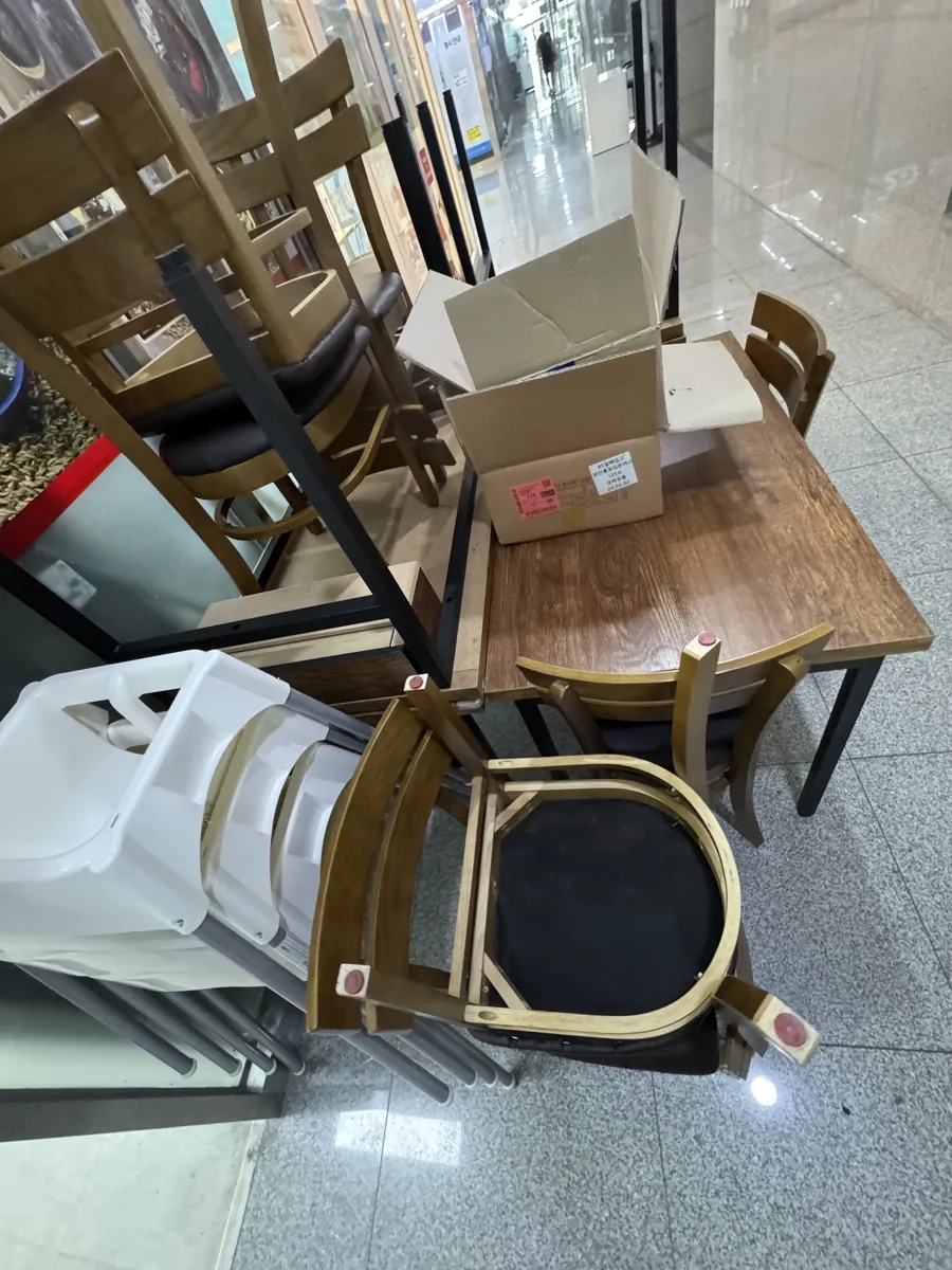 의왕 음식점 홀의 테이블과 의자를 한쪽으로 옮겨 쌓은 모습