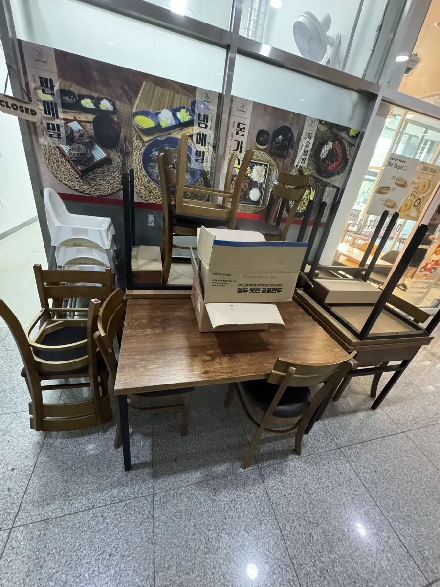 의왕 음식점 홀의 테이블과 의자를 옮겨 쌓은 모습, 다른 각도