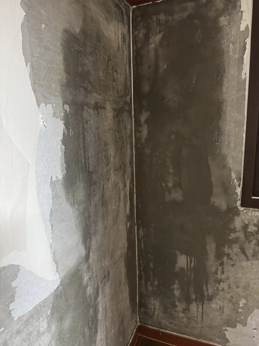 서울 양천구 실내 곰팡이제거 작업 후, 곰팡이를 걷어낸 벽면 모서리