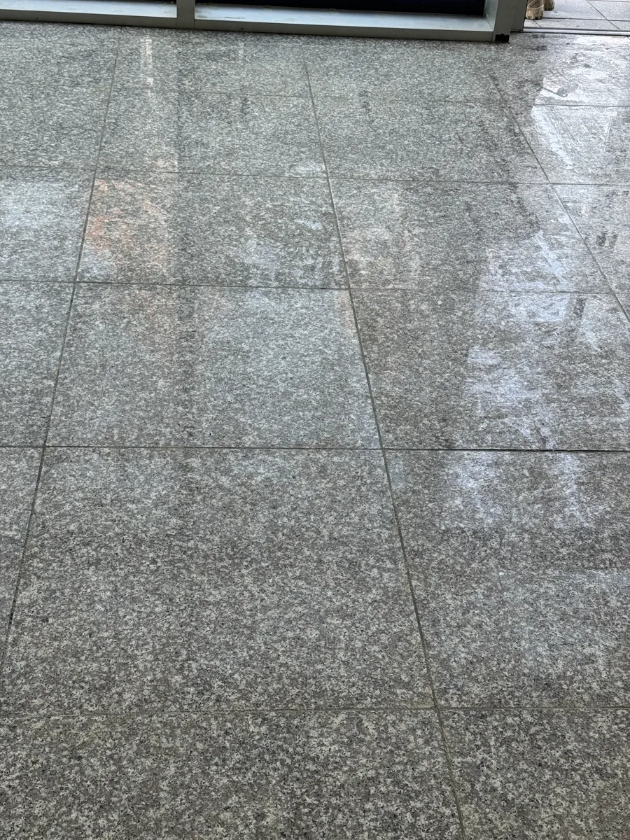 용인 상가 본드제거 작업 후, 세척을 마친 화강암 바닥