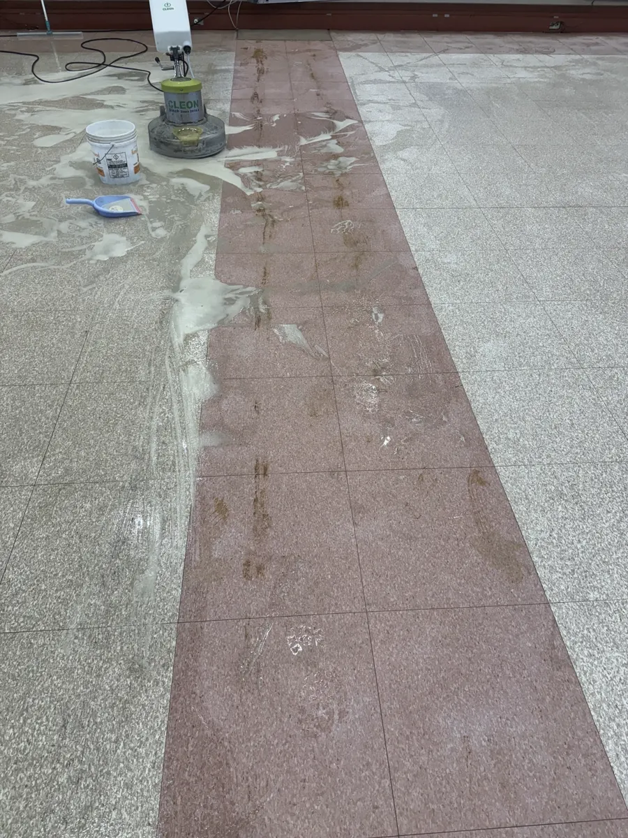 용인 교회 데코타일 바닥을 광택기로 세척하는 모습