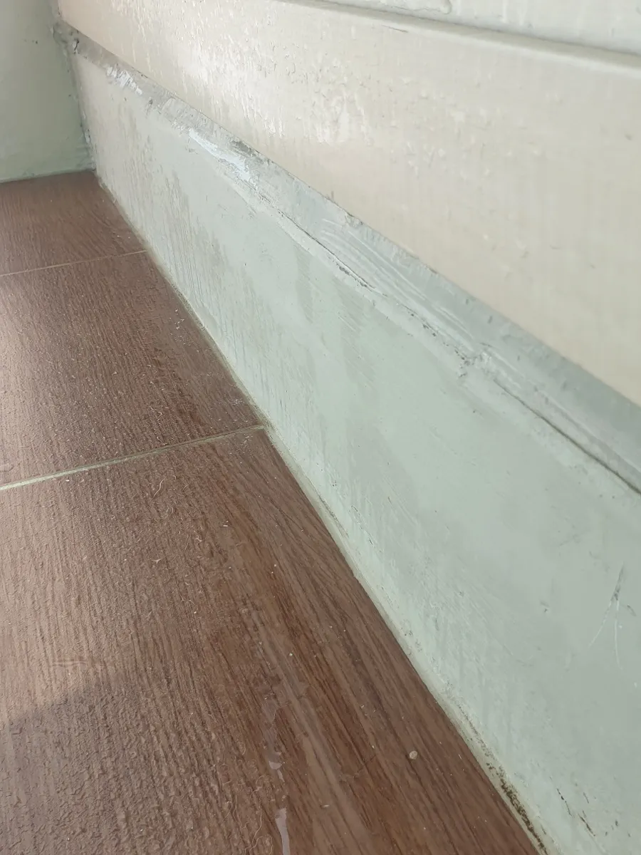 용인 베란다 곰팡이제거 작업 후, 벽 아래쪽 벽면