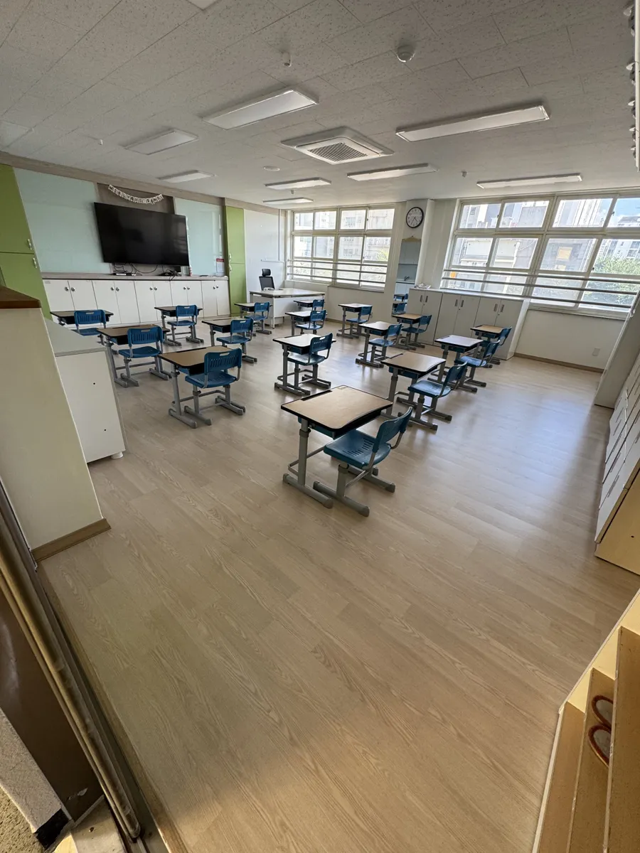 용인 초등학교 교실 학교청소 작업 후, 책걸상을 놓은 교실