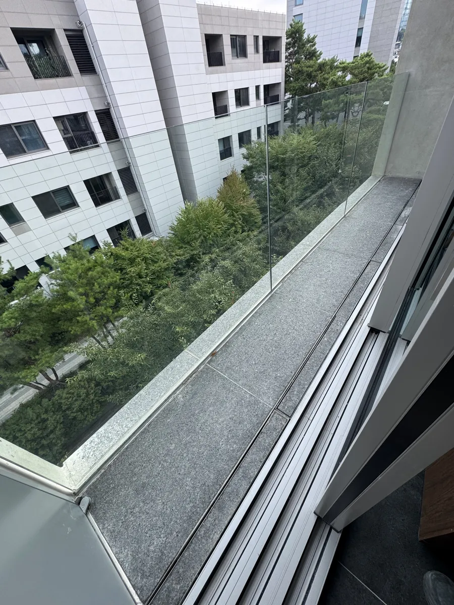 서울 용산구 음식점 인테리어청소 작업 후, 창밖 난간 상판