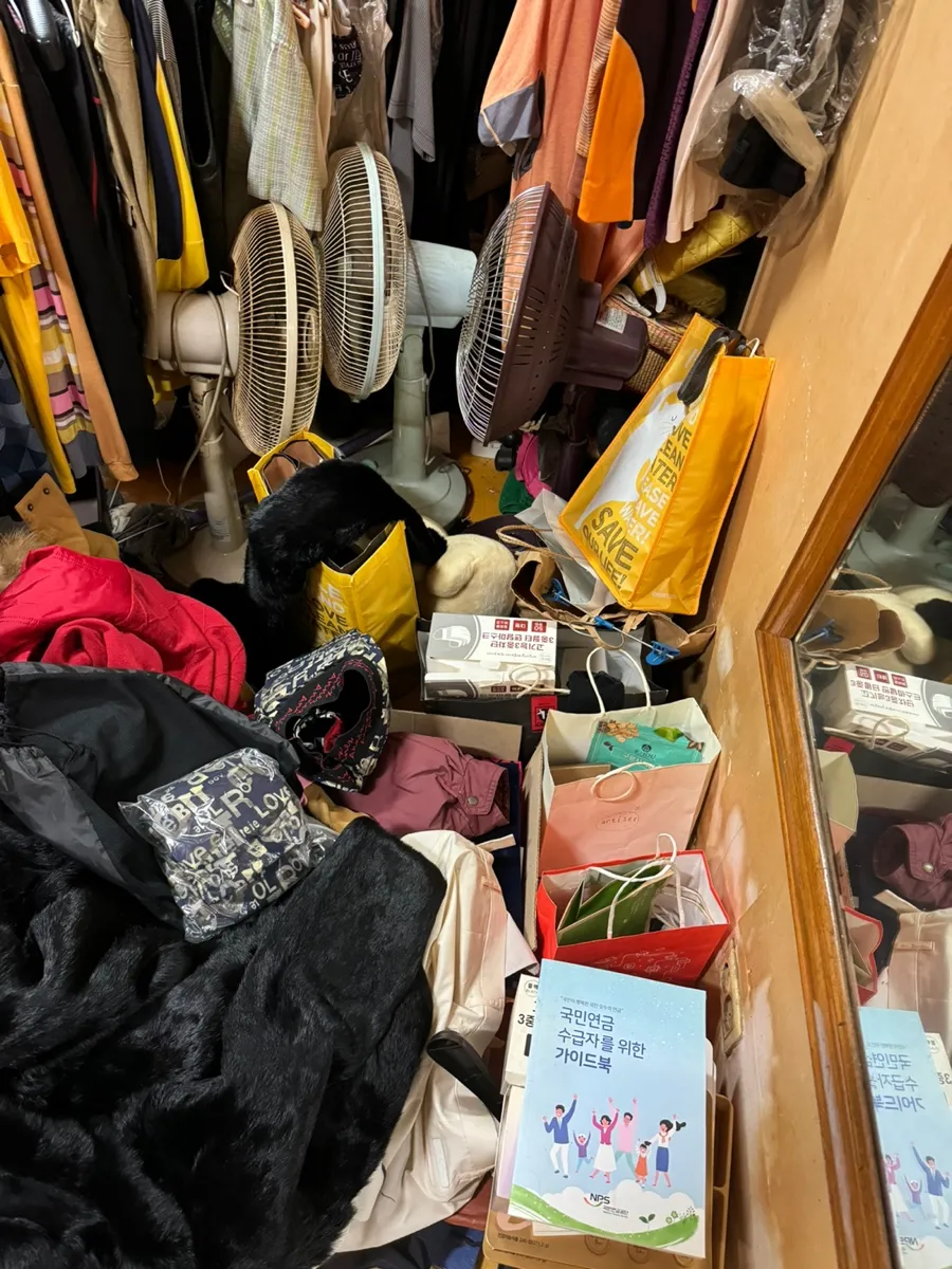 서울 용산구 주택 유품정리 작업 전, 옷과 물품이 가득한 방