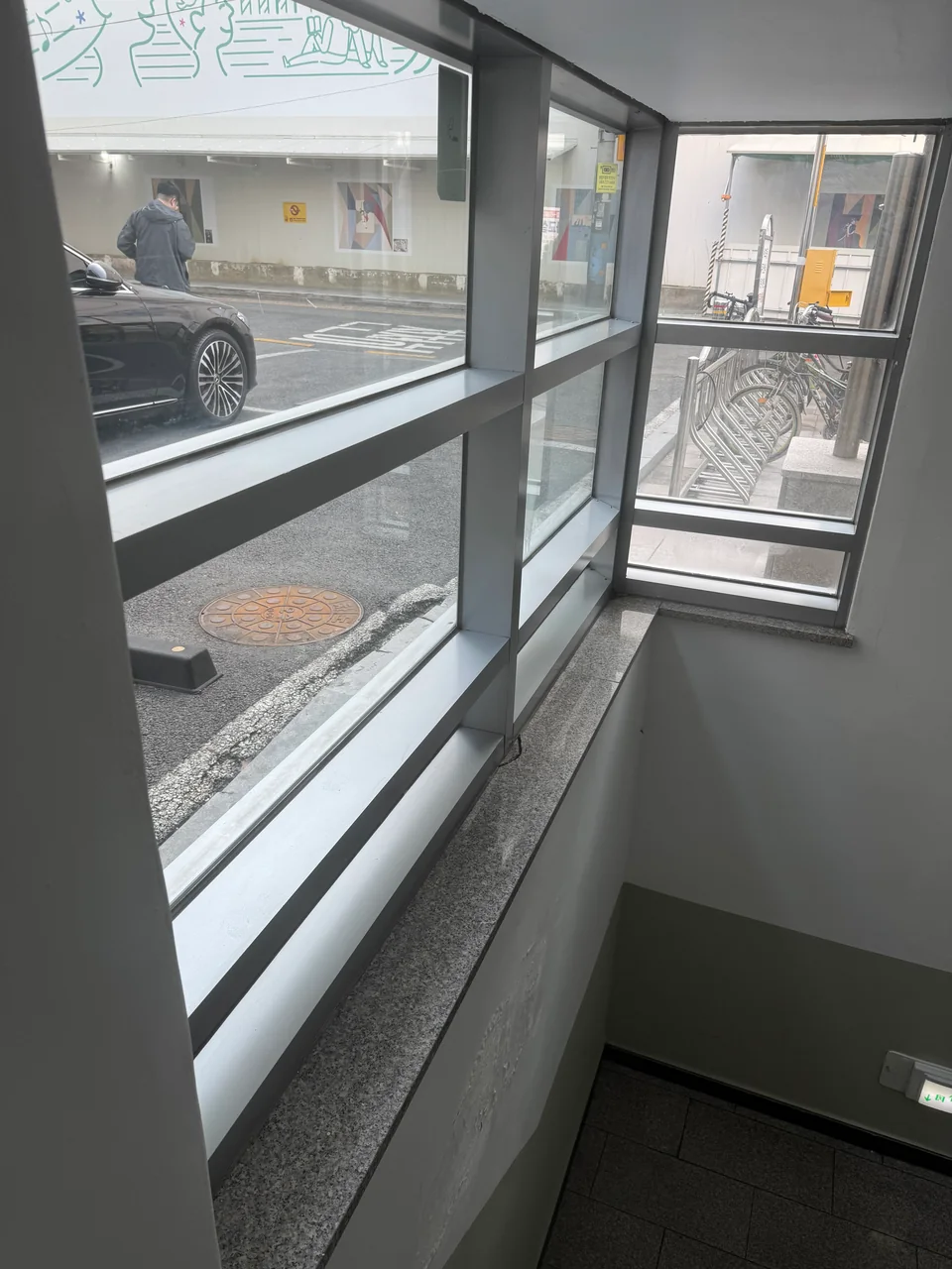 계단 옆으로 이어진 유리창과 창틀