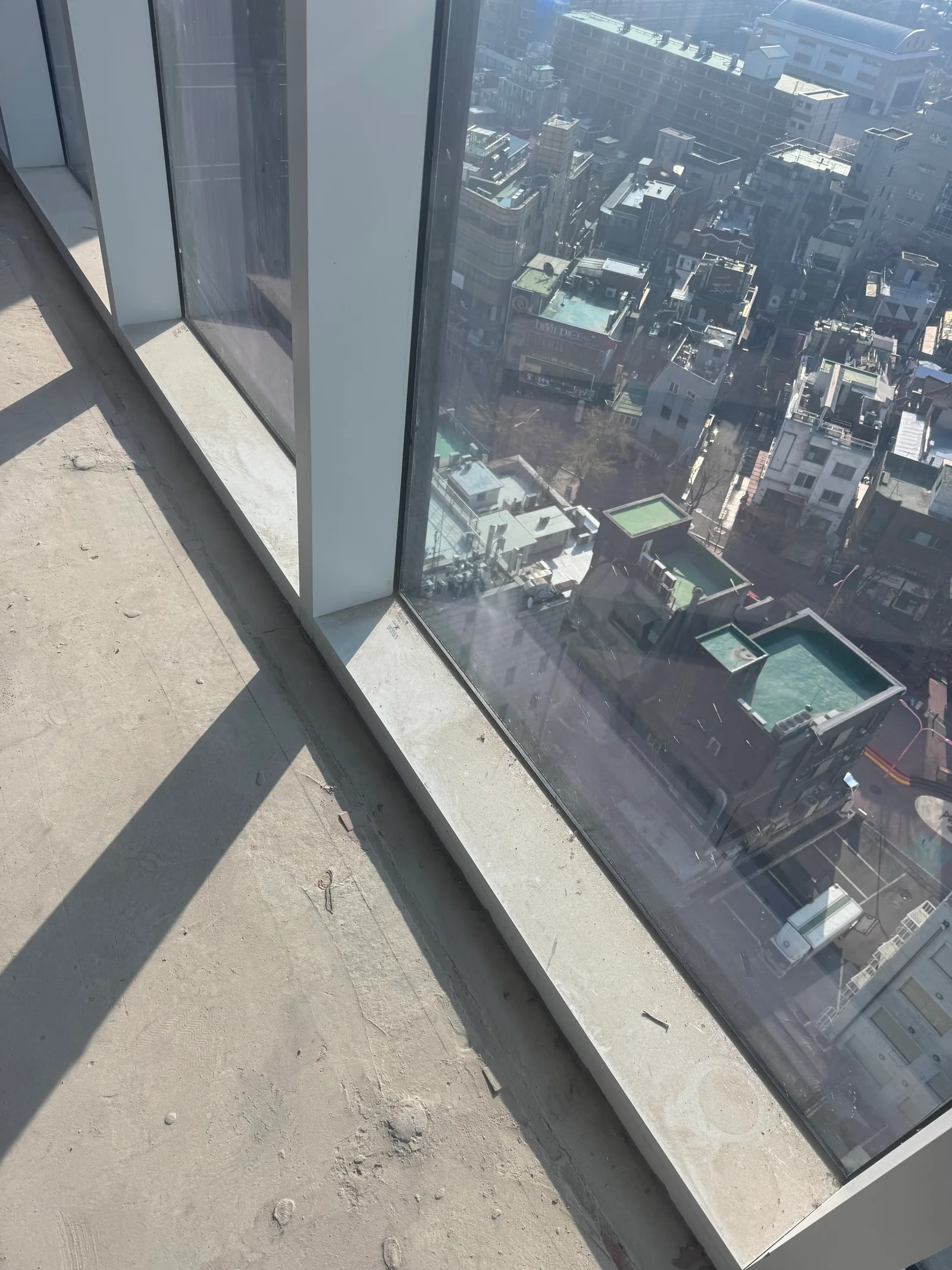 의왕 내손동 상가 복원청소 전 창가 턱과 바닥에 쌓인 공사 분진과 잔여물